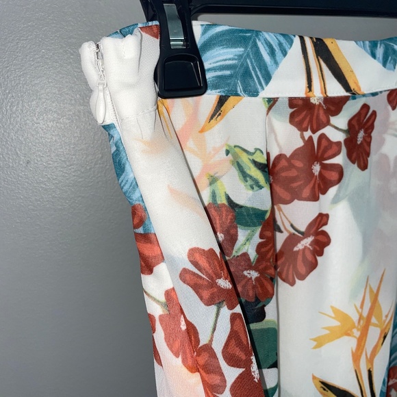 NWOT Guess Uri Tropical Floral Walk-through Shorts & Train Size Small - Picture 6 of 8